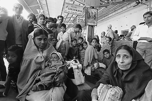 Fotografie: Byla to nadějná investice, teď je nadějné, že už se nic takového znovu neobjeví. (Krátce po havárii opouští lidé Bhópál.). Foto Profimedia.cz / Corbis
Autor: Respekt