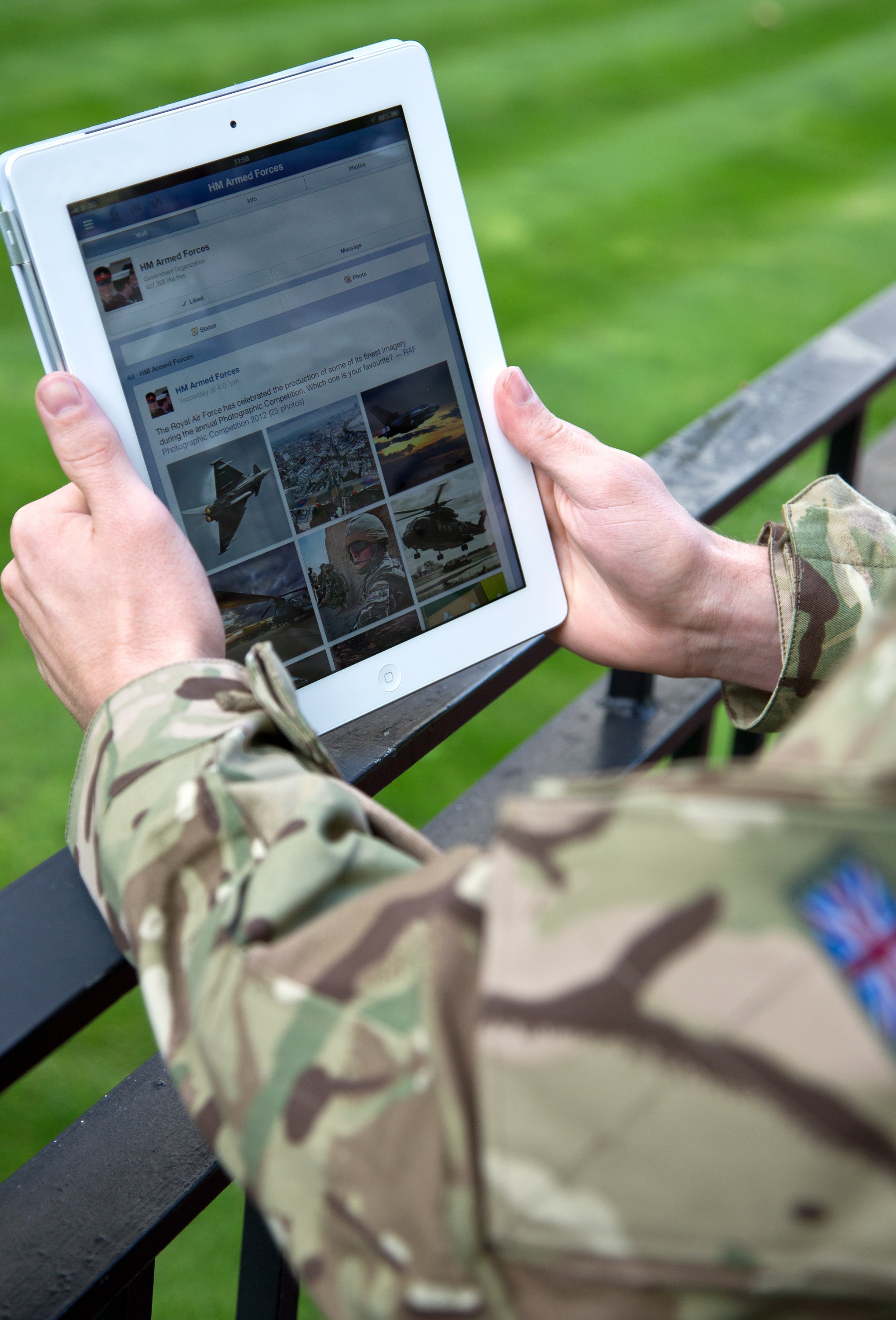 Britský voják s iPadem
Autor: Archiv