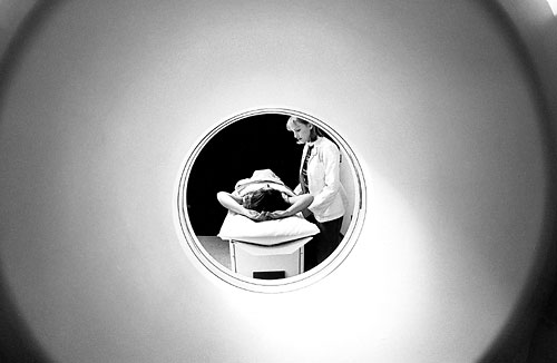 Fotografie: Nové technologie jsou drahé a individuální účty podle Ratha nefungují. (Počítačová tomografie.) Foto Profimedia.cz / Corbis
Autor: Respekt
