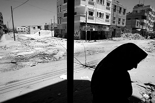 Fotografie: Palestinská žena hledá úkryt v okamžiku, kdy se v ulicích Rafáhu ozvala střelba. Foto:  Profimedia.cz / AFP
Autor: Respekt