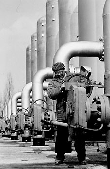 Fotografie: Utáhnou, nebo neutáhnou? To je to, oč tu běží. (Terminál pro ruský plyn v ukrajinském Bojarsku.) Foto Profimedia.cz / Corbis
Autor: Respekt
