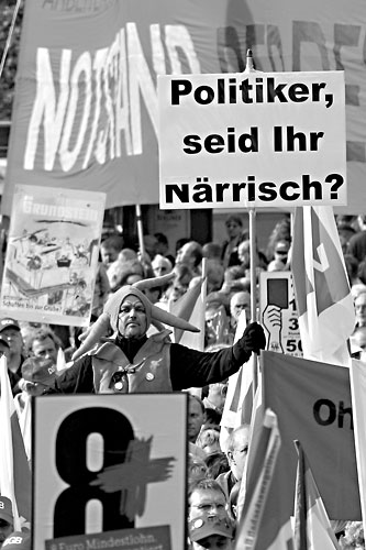 Fotografie: Politici, blázníte?  Reforma Hartz vyvolává vášně, ale jiné řešení není po ruce. - Autor: Profimedia.cz, http://www.profimedia.cz
Autor: Respekt