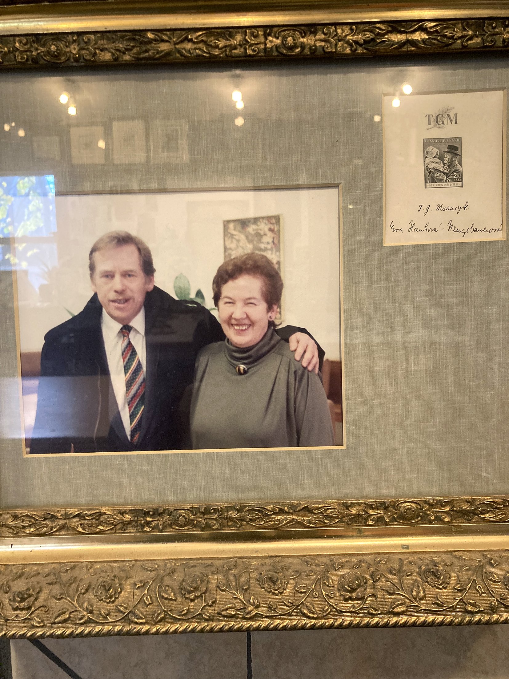 ... dva prezidenti na jedné stěně obývacího pokoje. (Kalamazoo, 2022)