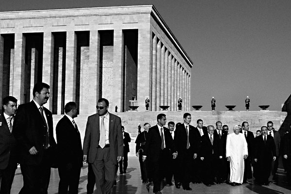 Fotografie: Kristův náměstek a sekulární svatý &ndash; před mauzoleem Atatürka, Ankara, 28. listopad. - Autor: Profimedia.cz, http://www.profimedia.cz
Autor: Respekt