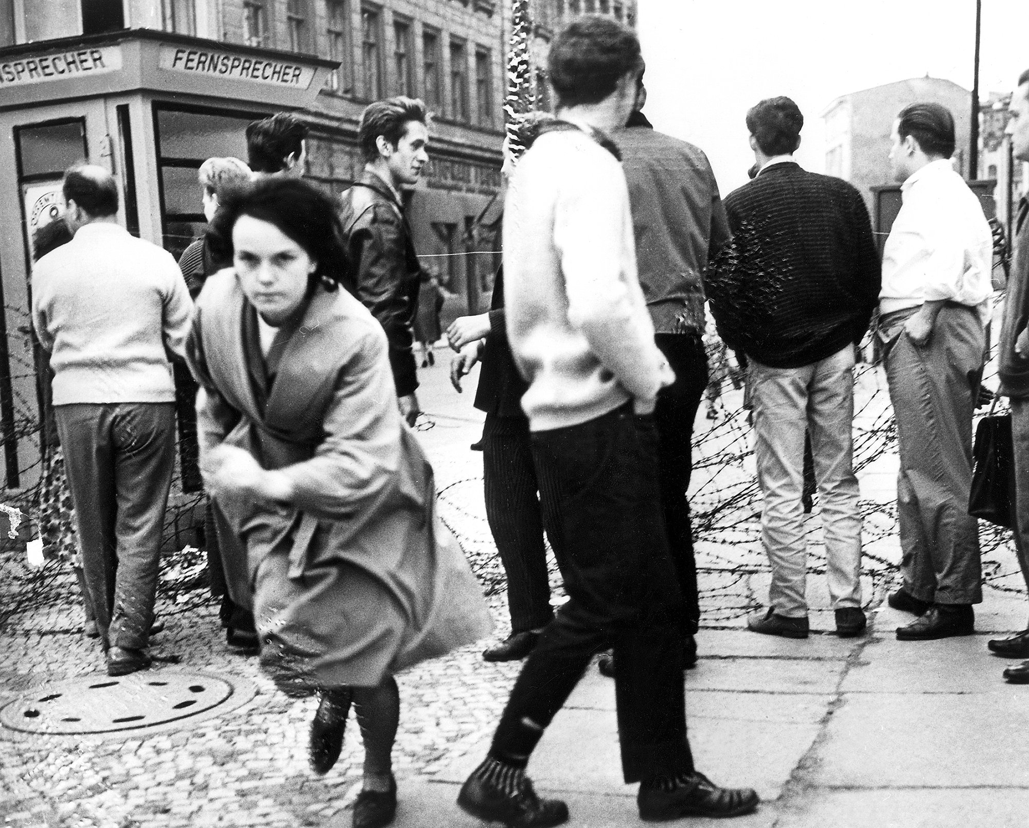 14. 08. 1961: Mladá žena utíká z východního Berlína během počátku stavby Berlínksé zdi
Autor: ullstein bild via Getty Images