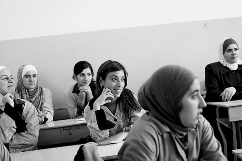 Fotografie: Využijme abrahamovské dědictví. (Křesťanské a muslimské studentky v Libanonu.) Foto Profimedia.cz / Corbis
Autor: Respekt