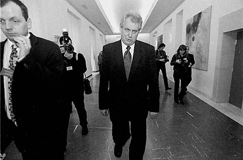 Fotografie: Plán Miloše Zemana přijít jako spasitel a vyhrát prezidentské volby totálně selhal. Foto Ludvík Hradilek
Autor: Respekt
