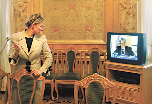 Fotografie: Viktore, dělej něco. (Julia Tymošenková a Viktor Juščenko, dva političtí partneři a soupeři současně) - Autor: Profimedia.cz, http://www.profimedia.cz
Autor: Respekt