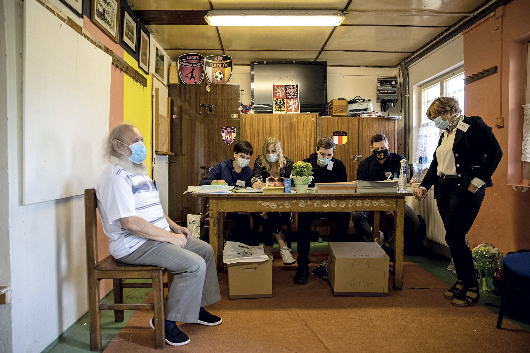 Někde s rouškou... (Volební místnost ve fotbalové klubovně v obci Radlík)