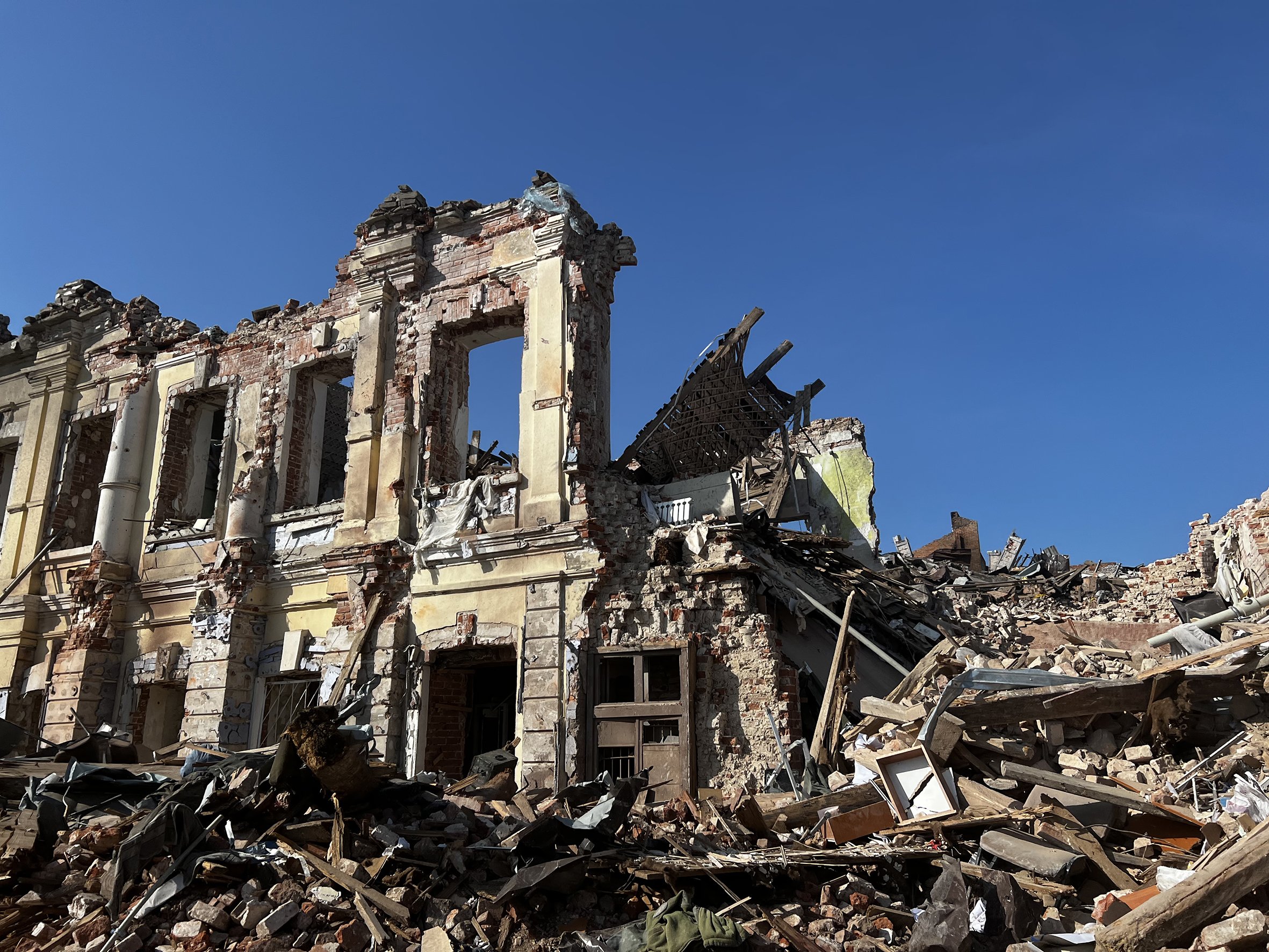 Už to tu bouchá ve dne v noci