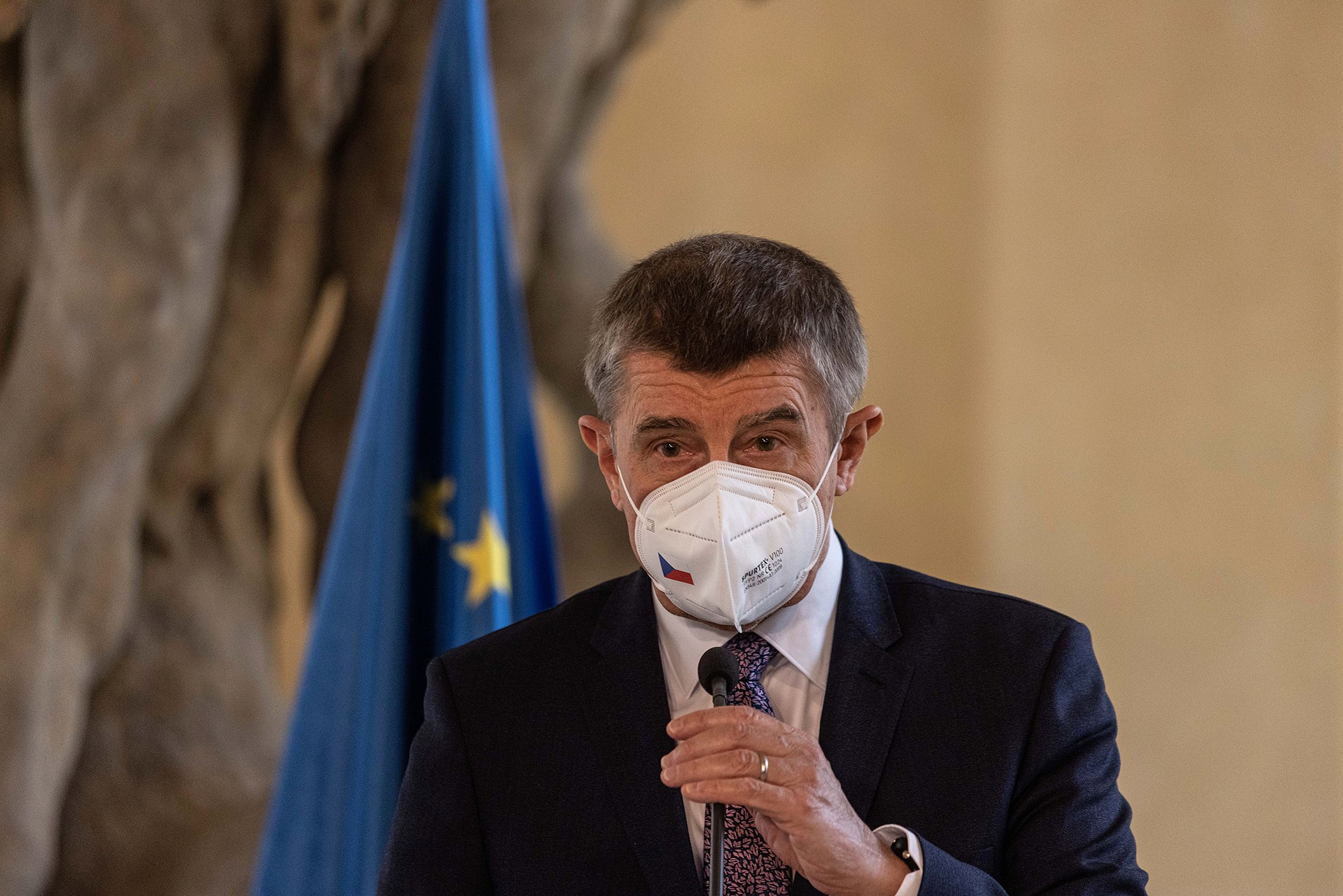 Z našich daní nikoli