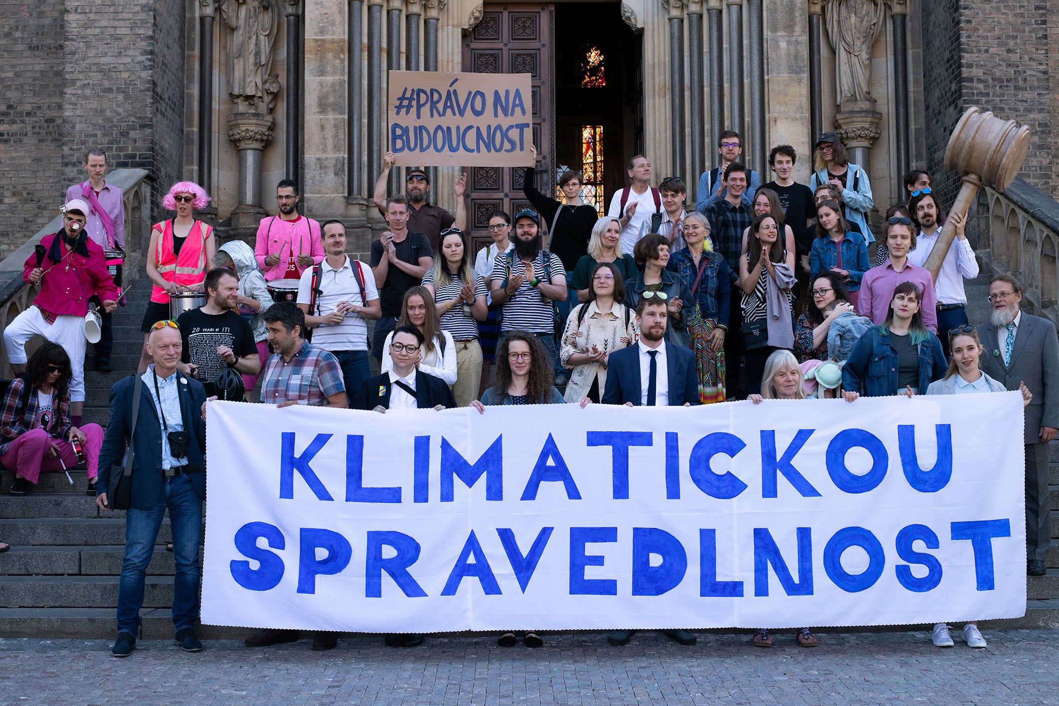 Každý musí přispět. Ale kdy? A jak?