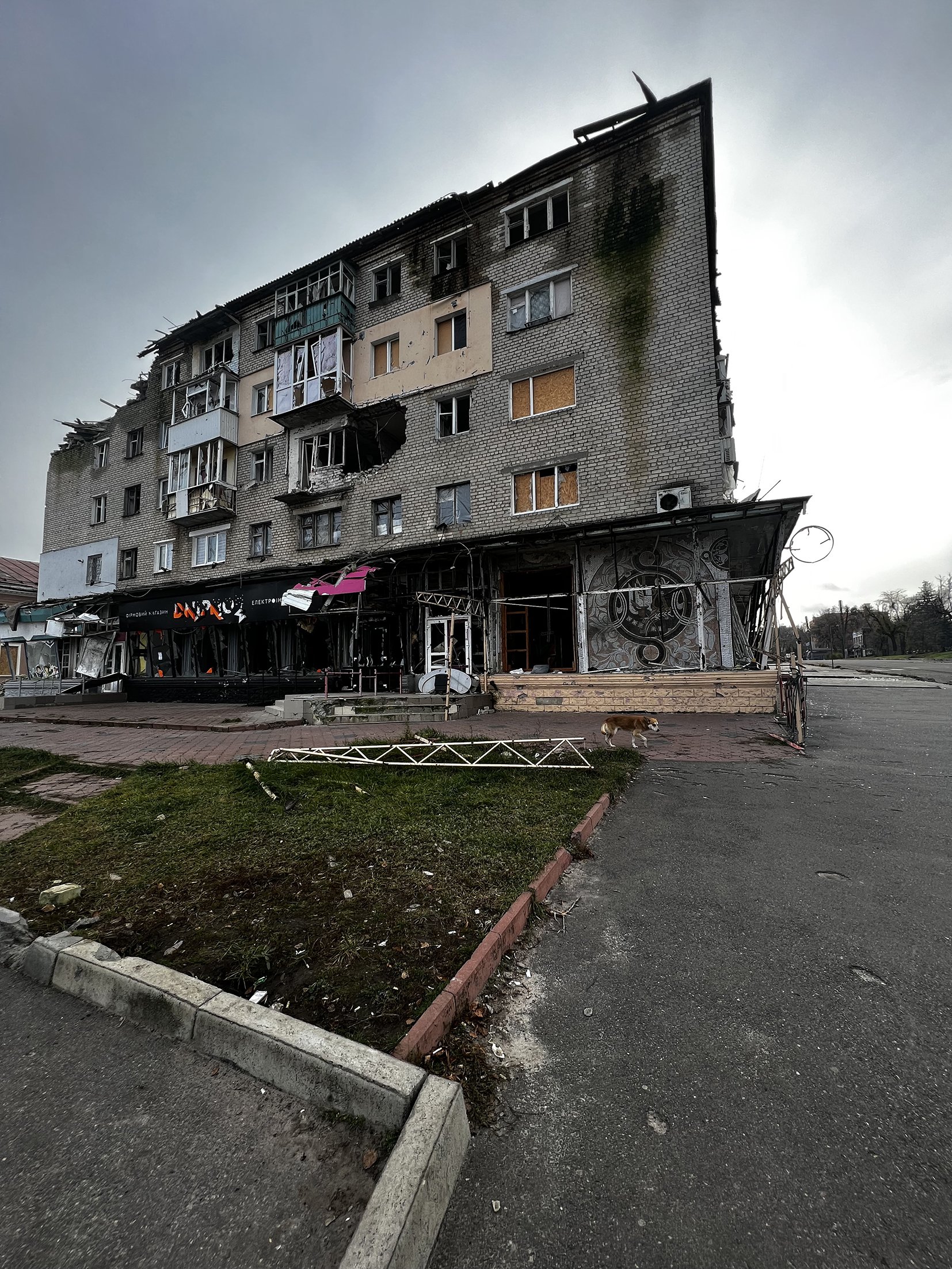 Většina domů je zničená, další jsou zaminované. (Hlavní náměstí v Izjumu)