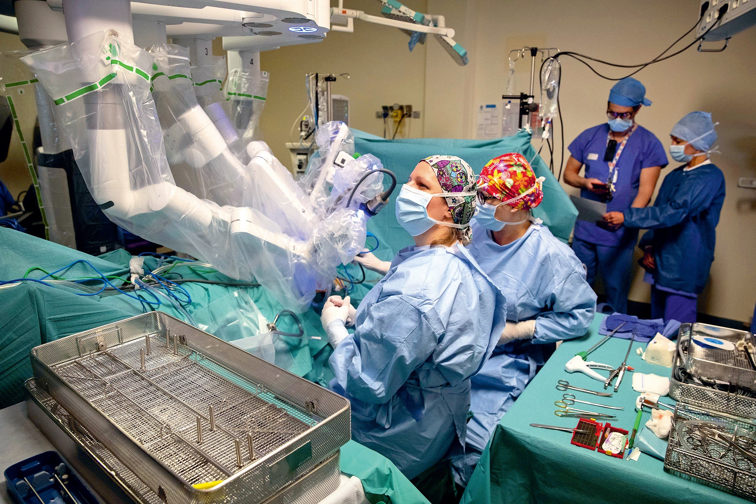 Už na základních školách, kde se rozhoduje o podobě další cesty vzdělávacím systémem, jsou oceňovány dovednosti, k nimž jsou v této společnosti vychovávány zejména dívky. (Ilustrační foto)
Autor: AFP, Profimedia