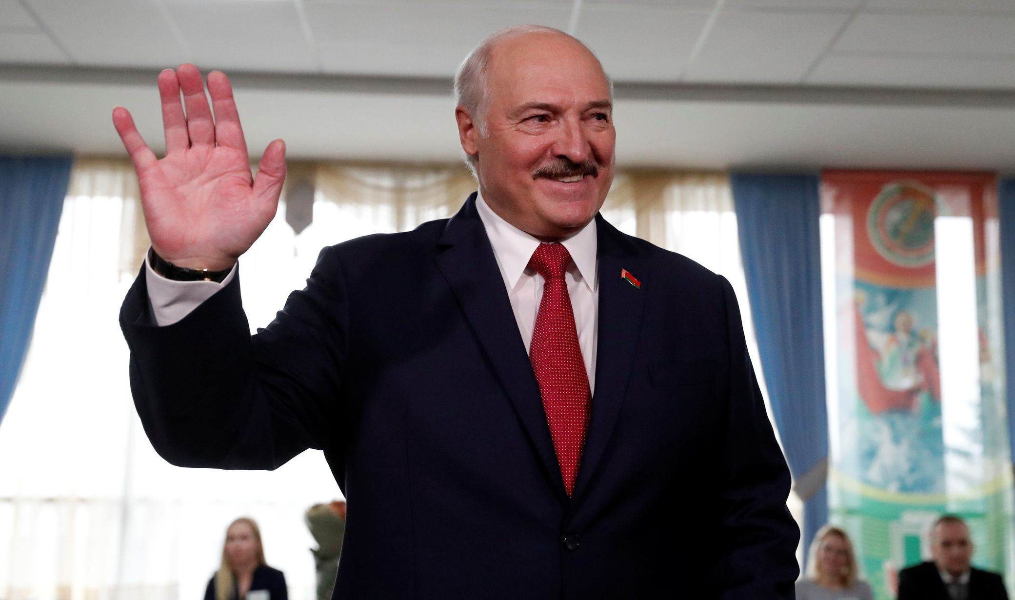 Běloruský prezident Alexandr Lukašenko se raduje z volebního vítězství prorežimních kandidátů
Autor: REUTERS