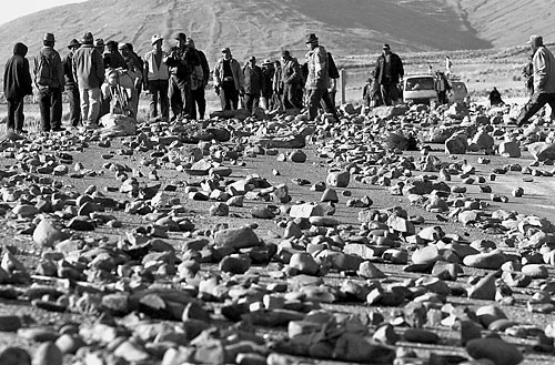 Fotografie: Ještě loni se demonstrovalo i pokládáním kamení na silnice, jako na této tepně poblíž hlavního města La Paz, ale dnes se o exportu plynu vedou jen ohnivé debaty. Foto Profimedia cz / AFP
Autor: Respekt
