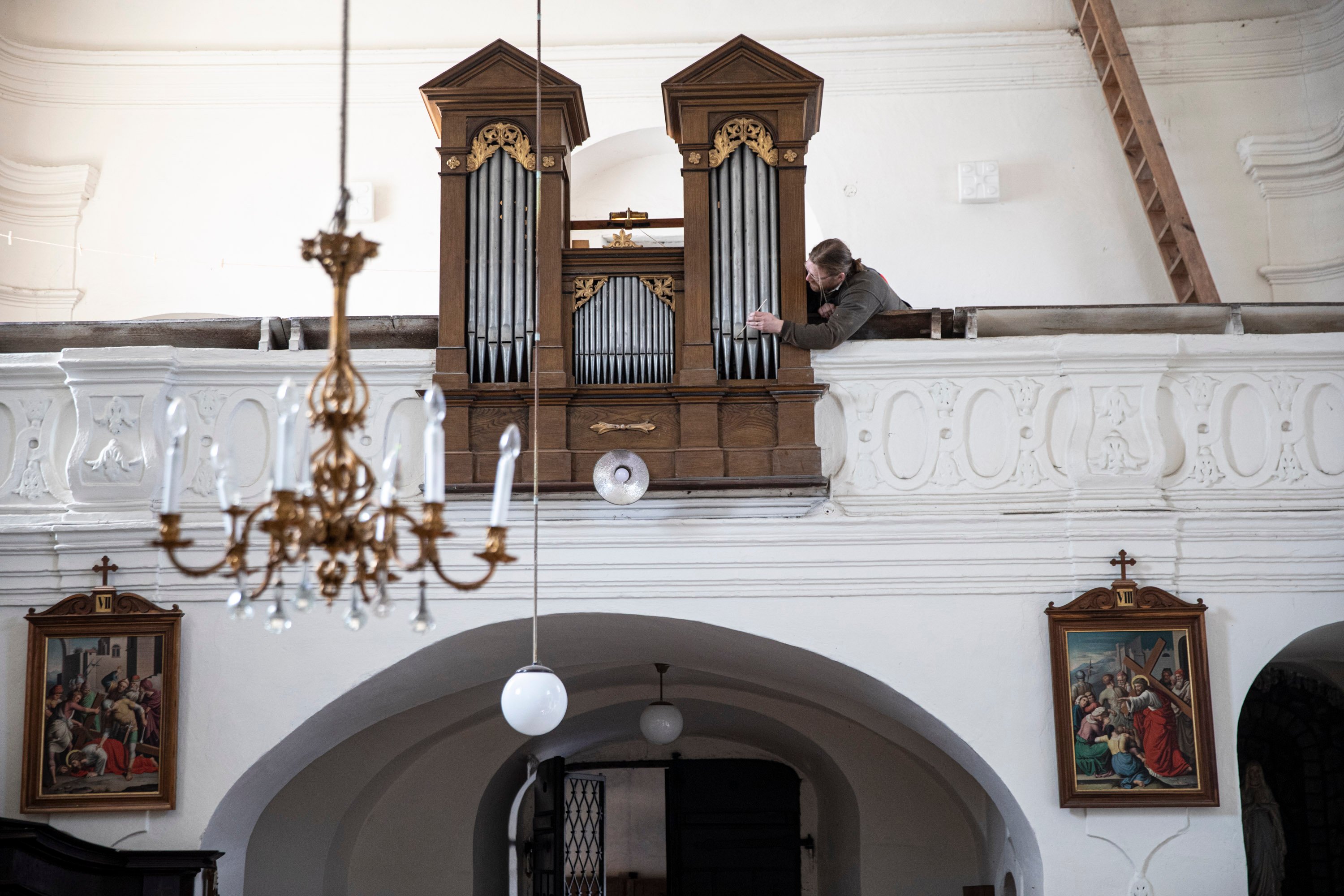 Ivan Bok seřizuje varhany v kostele sv. Jana Nepomuckého ve Stříbrné Skalici.
Autor: Milan Jaroš