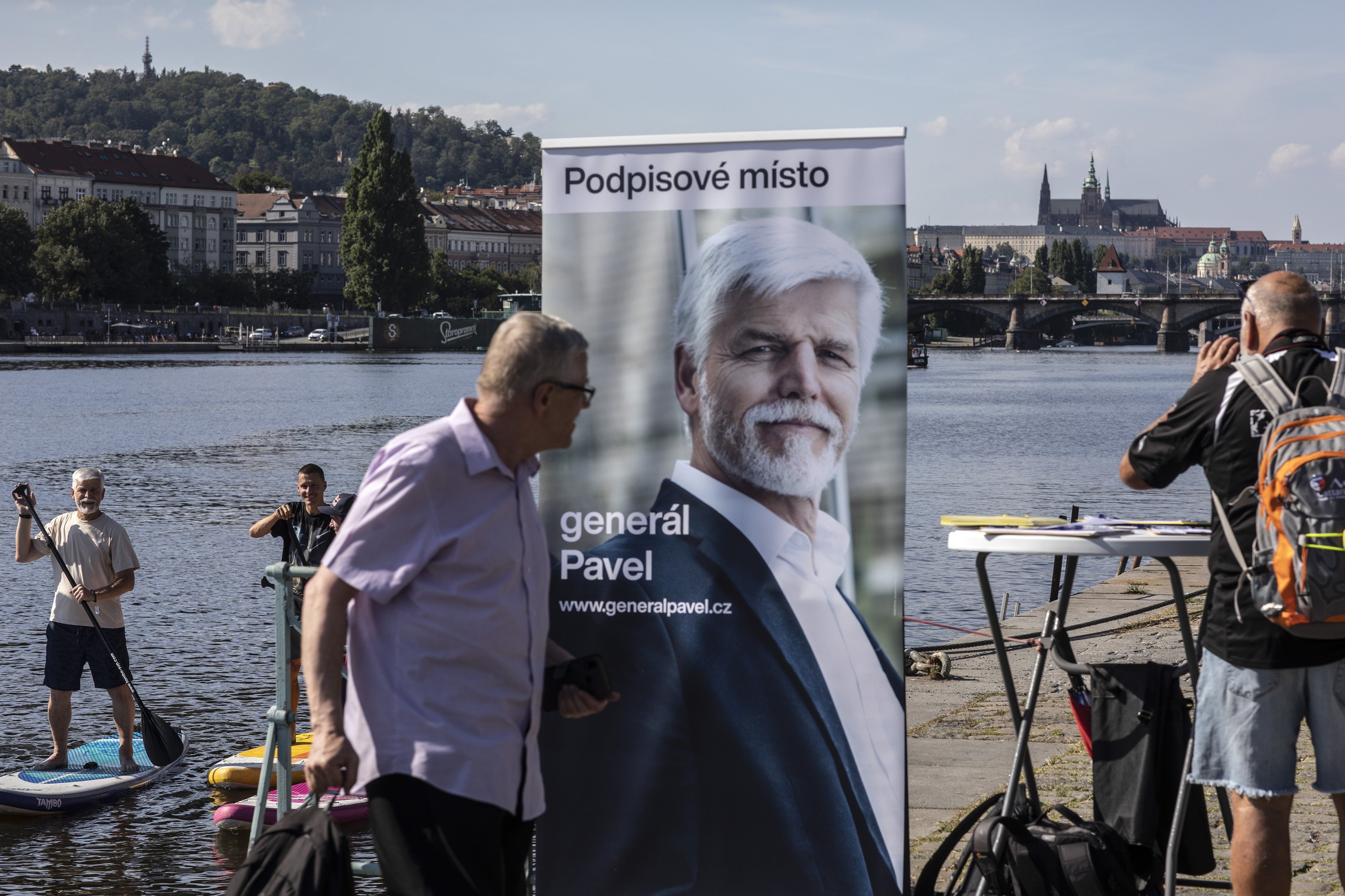 Dlouho zvažovat a pak to zkusit. (Sbírání voličských hlasů na paddleboardu, pražská náplavka)
Autor: Milan Bureš