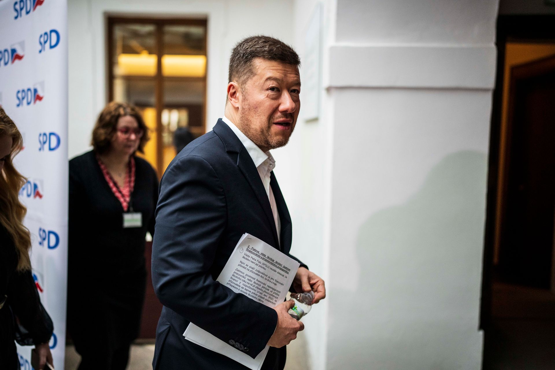 Okamura se pasuje do role Jana Husa, Babiš porušuje etický kodex hnutí ANO