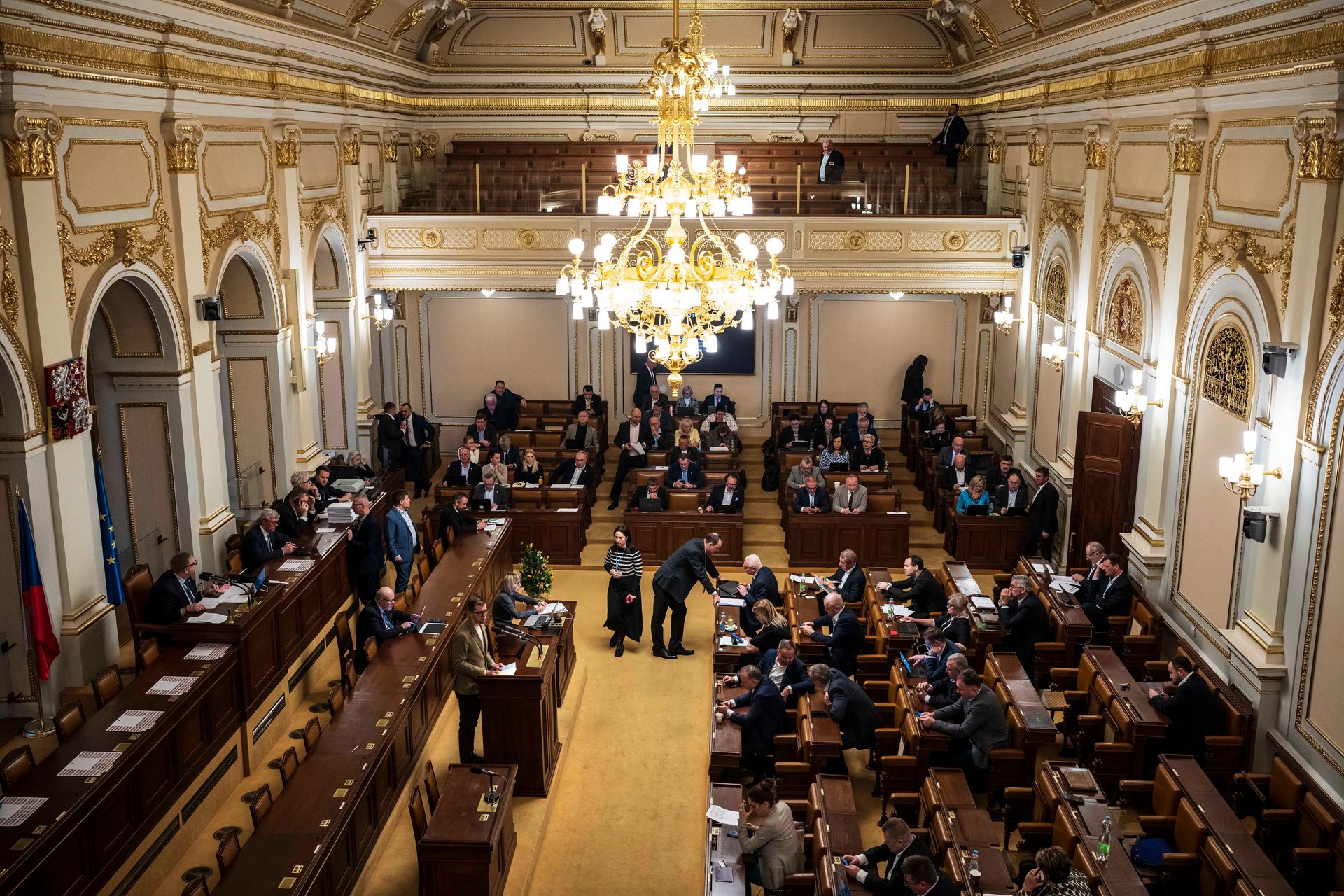 Rozhádané strany si na jednání o vyslovení nedůvěry vládě dělají kampaň z peněz daňových poplatníků