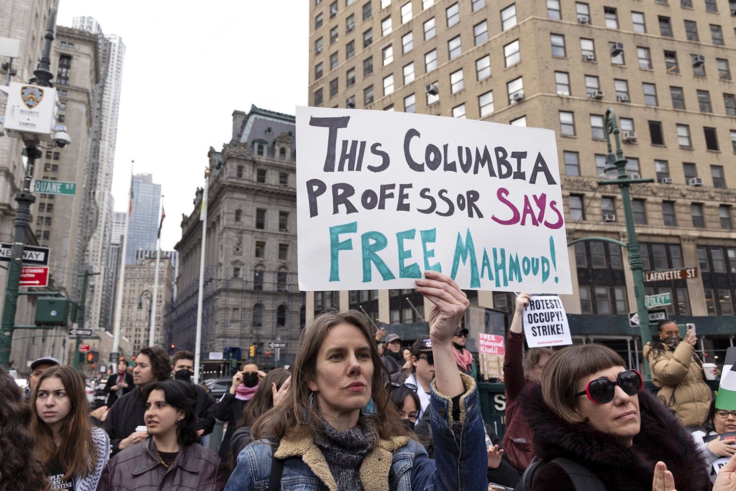  ... a profesoři demonstrující na jeho podporu)
Autor: Gina M Randazzo/ZUMA Press Wire/ / Shutterstock Editorial / Profimedia