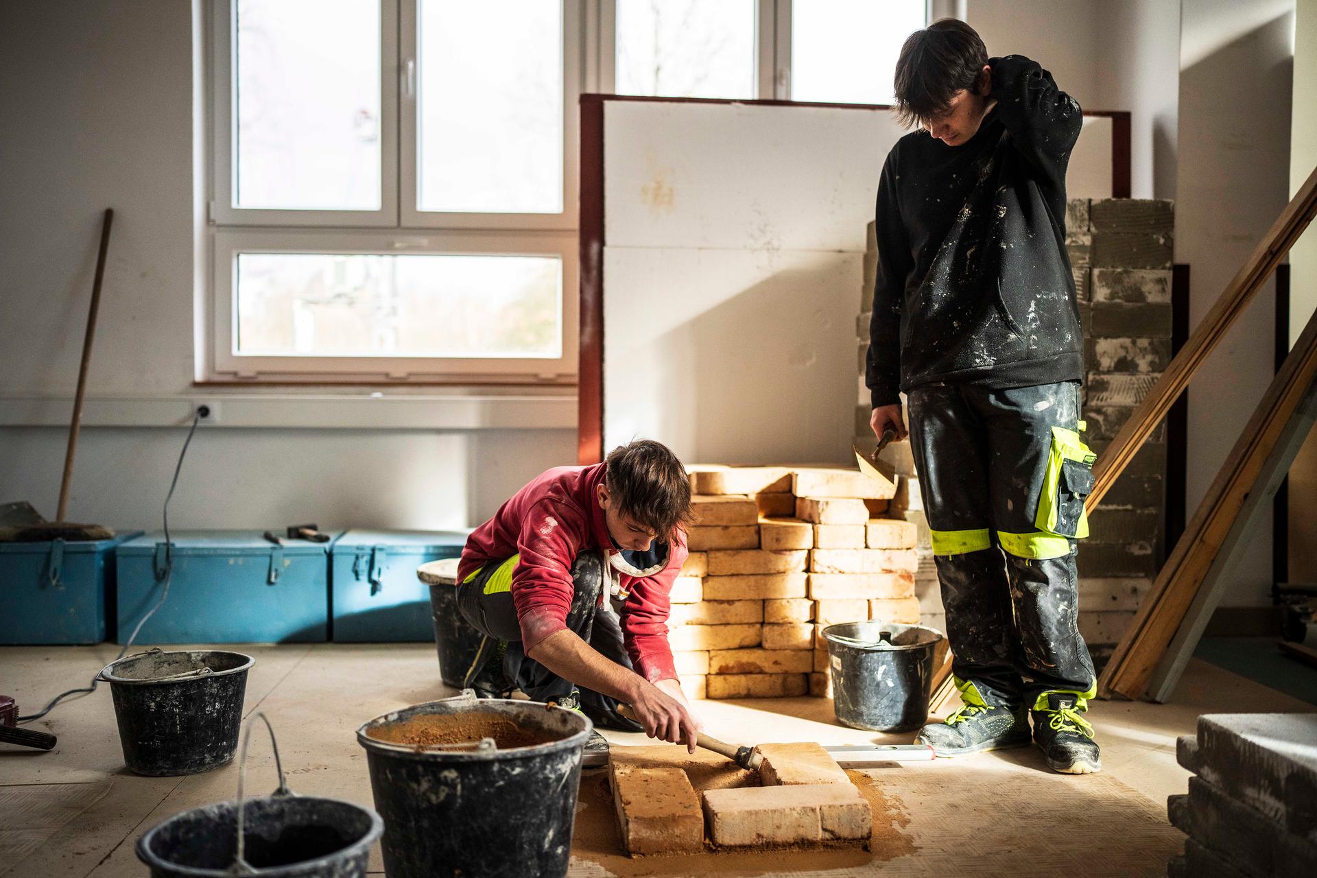 Jednou to budeme dělat i jako práci. Možná. (Zedničtí učni v „tréninkové“ místnosti)
Autor: Milan Jaroš