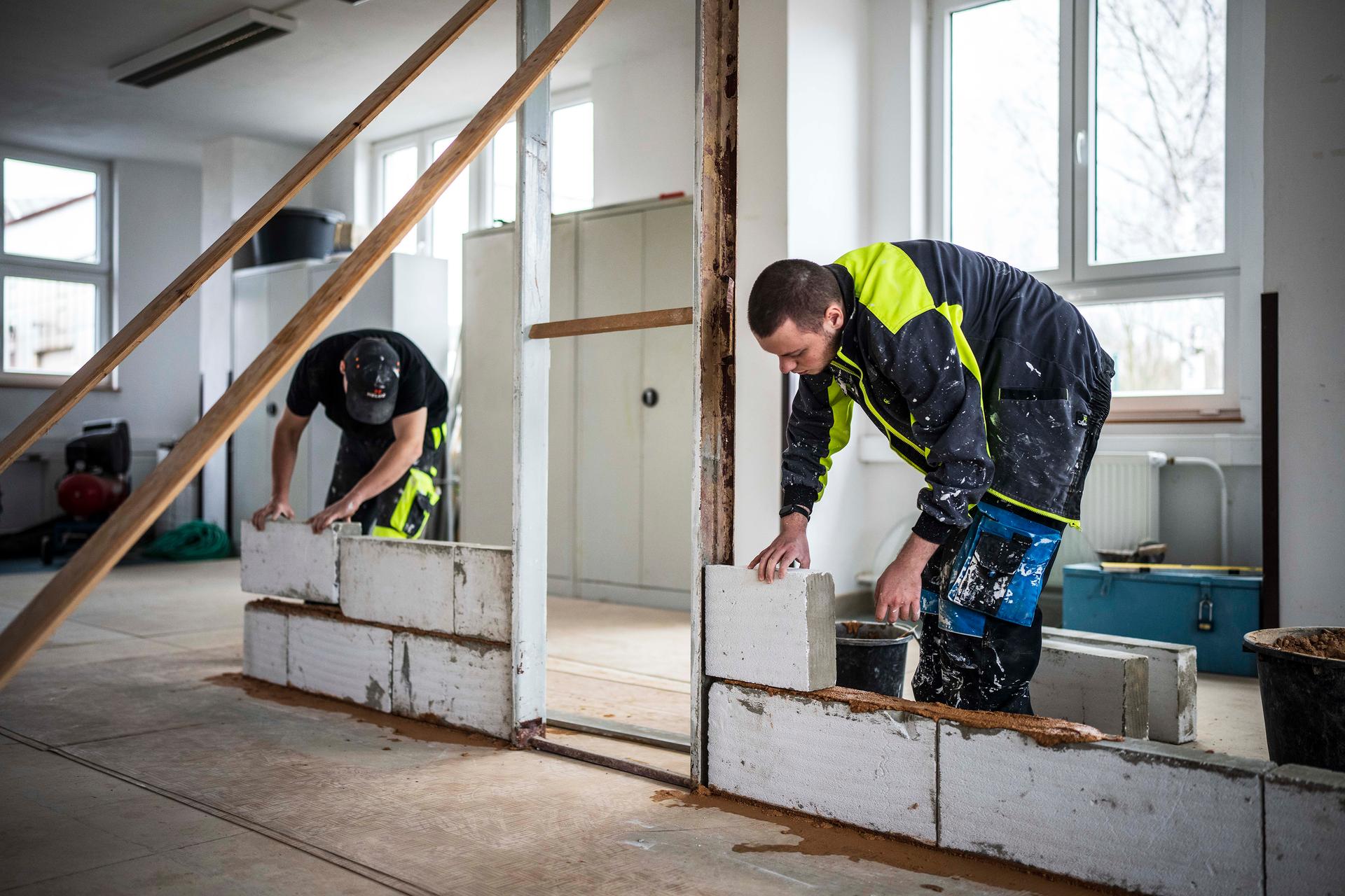 Postavíme a zase rozebereme. (Zedničtí učni se učí, jak postavit komín)
Autor: Milan Jaroš