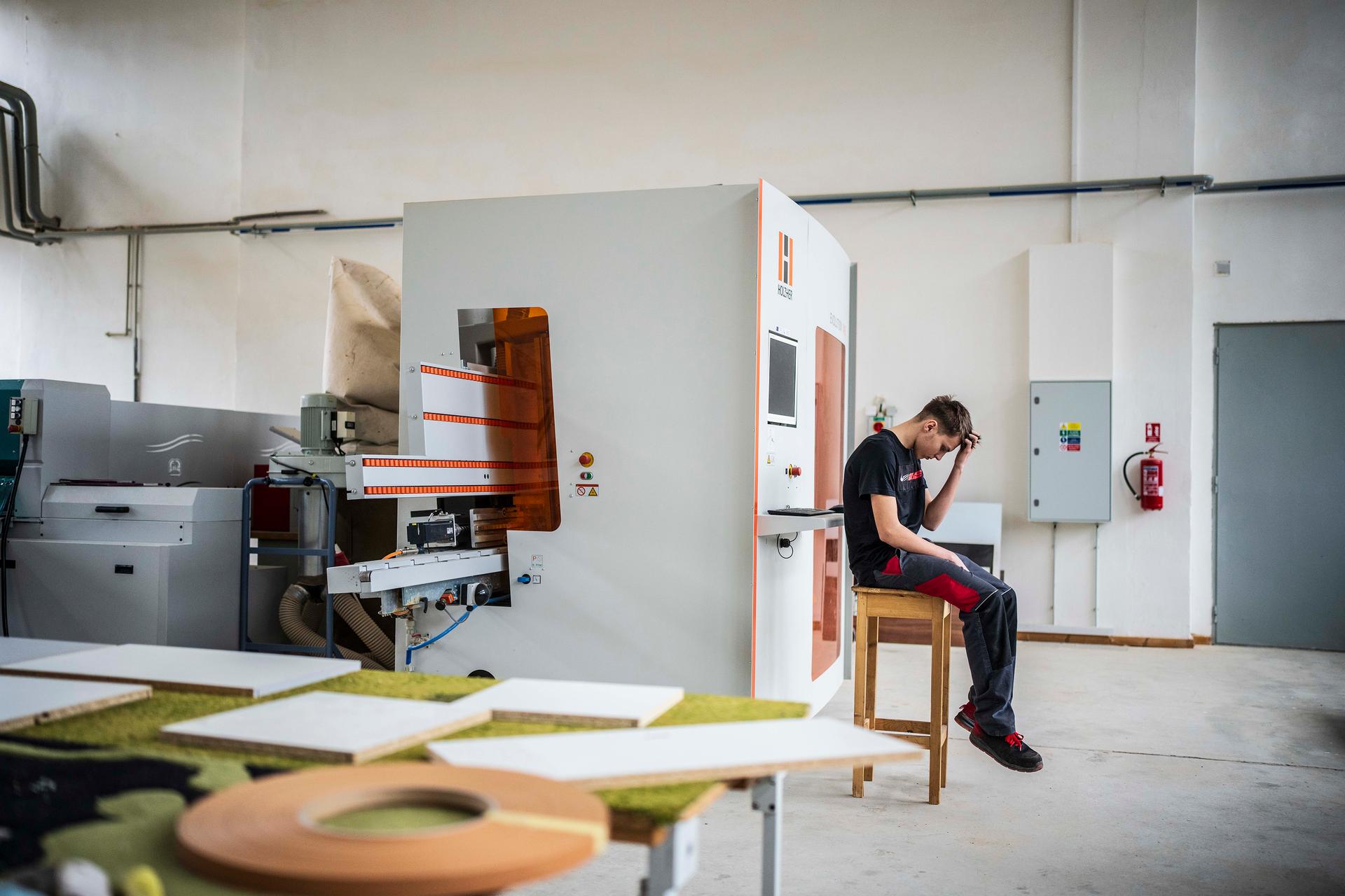 Počkáme, než nám to stroje vyrobí. (Hala, kde se vyrábí třeba kuchyňské linky)
Autor: Milan Jaroš