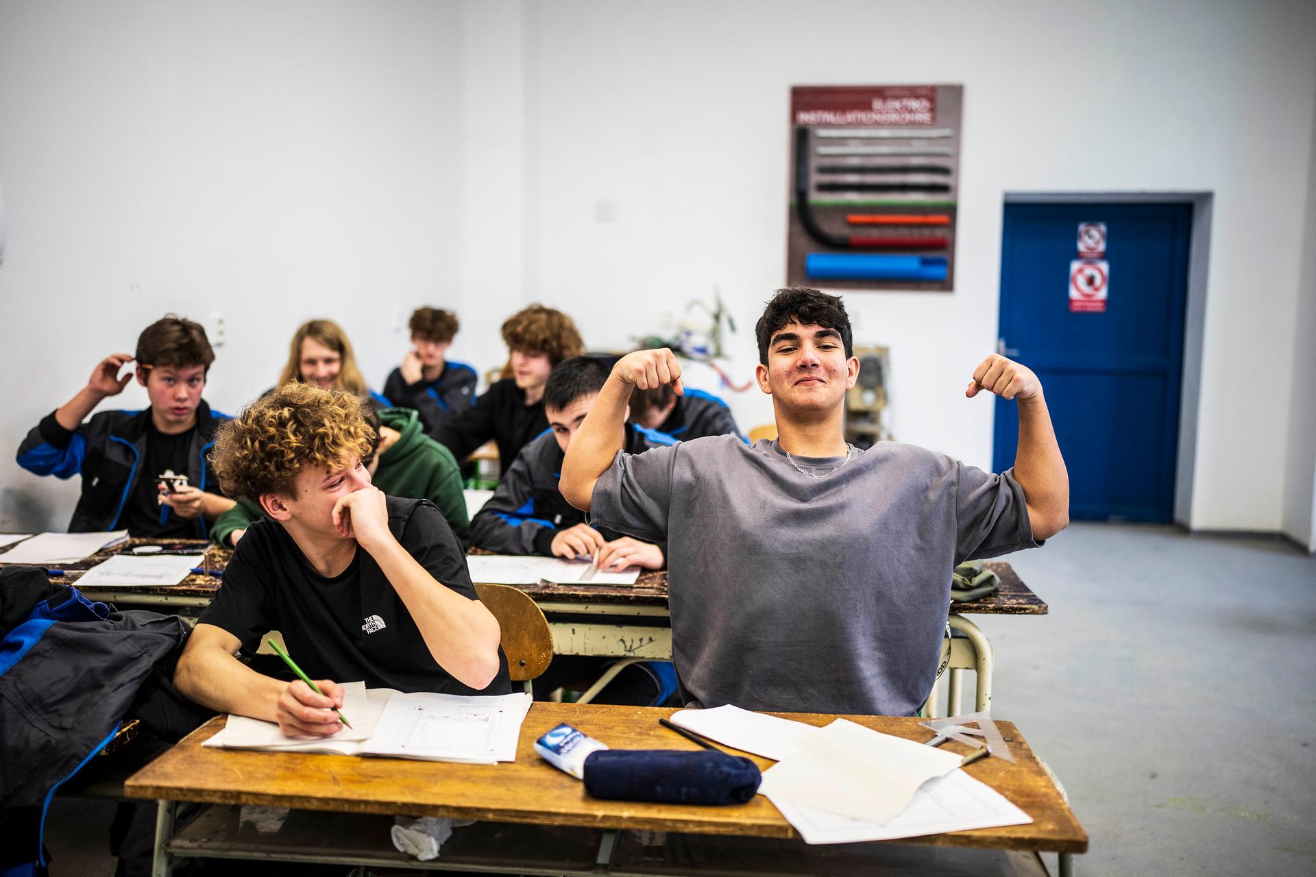 Ukaž svaly, fotí nás. (Výuka v jedné z oldřichovských tříd)
Autor: Milan Jaroš