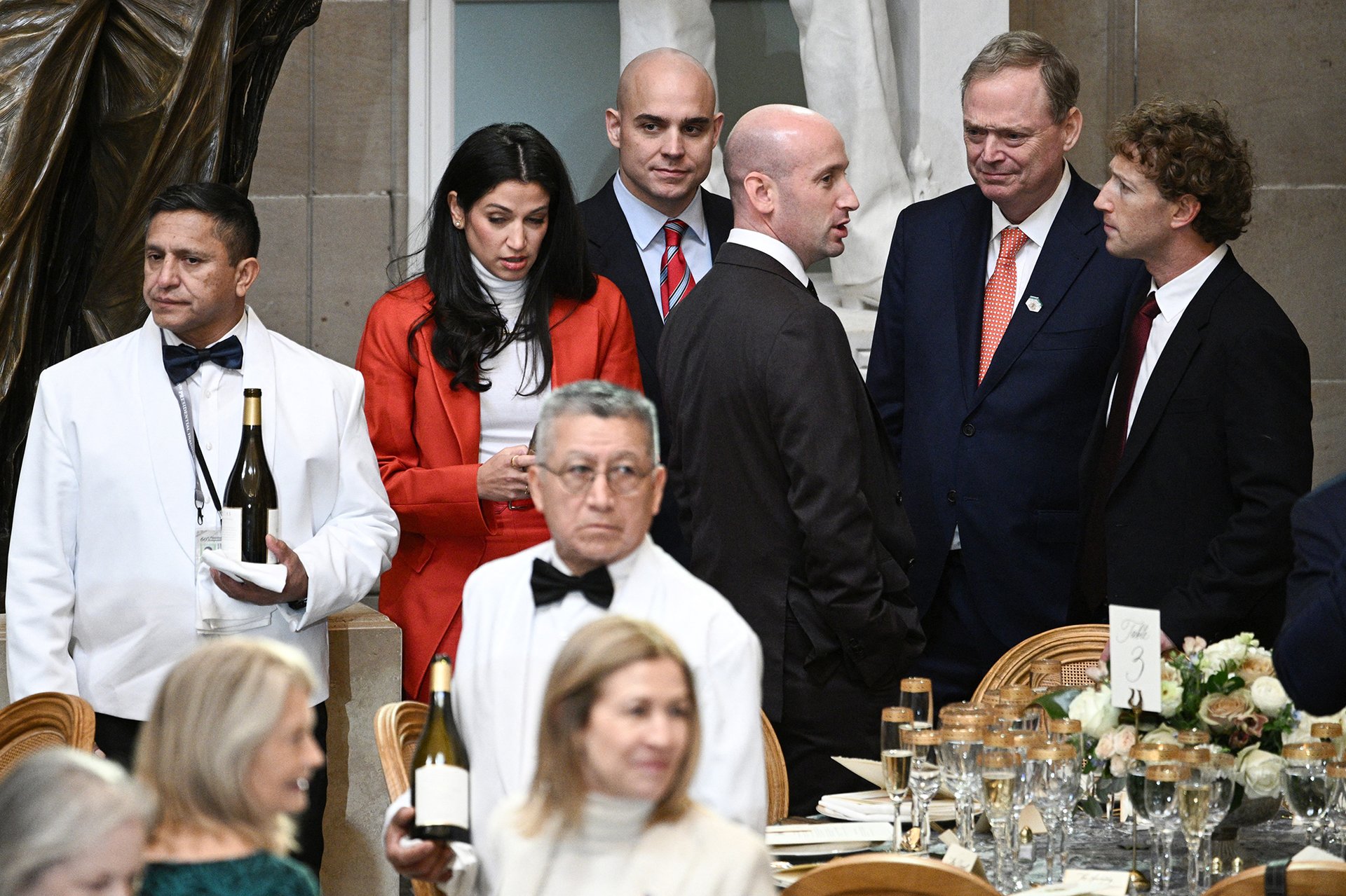 Za našich podmínek, nebo skončíte ve vězení. (Stephen Miller třetí zprava, Mark Zuckerberg první zprava)
Autor: Brendan SMIALOWSKI / AFP / AFP / Profimedia