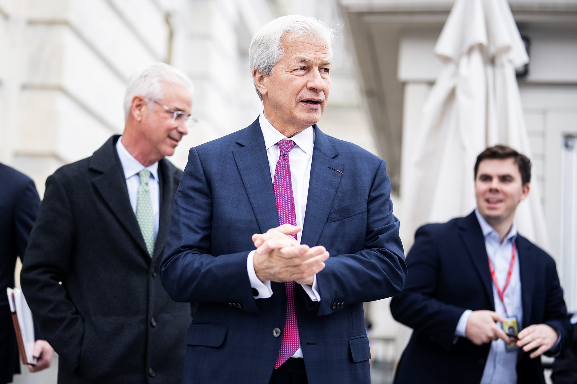 My že žalujeme Teslu? To bude nějaký omyl. (Uprostřed Jamie Dimon, ředitel banky JPMorgan Chase)
Autor: CQ-Roll Call, Inc via Getty Images