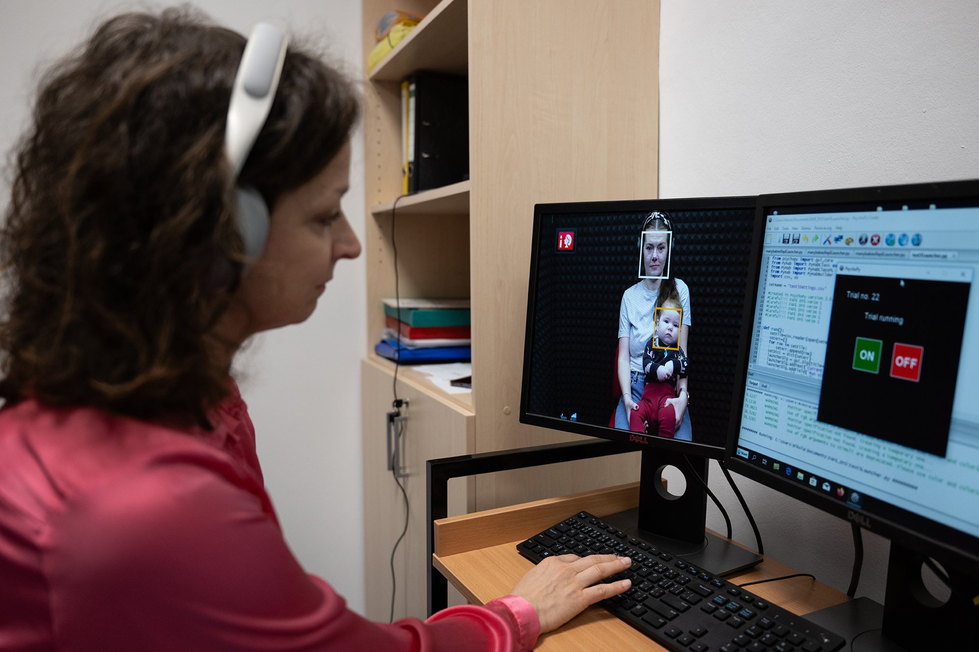 Neurolingvistka Kateřina Chládková má na uších sluchátka s hudbou, aby podvědomě průběh experimentu nezkreslila
Autor: Matěj Stránský