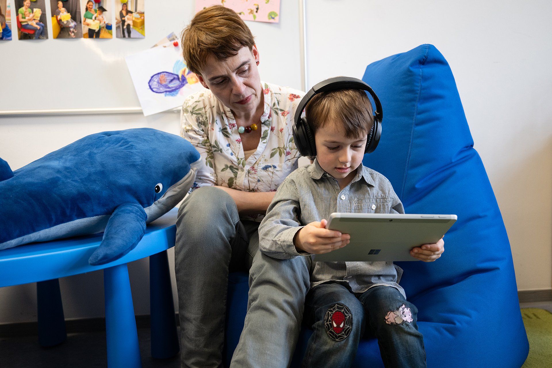 Pětiletý Jindřich s maminkou sleduje na tabletu anglicky mluvenou pohádku. Cílem je zjistit, jak na děti a jejich schopnost si jazyk osvojit působí různé přízvuky
Autor: Matěj Stránský