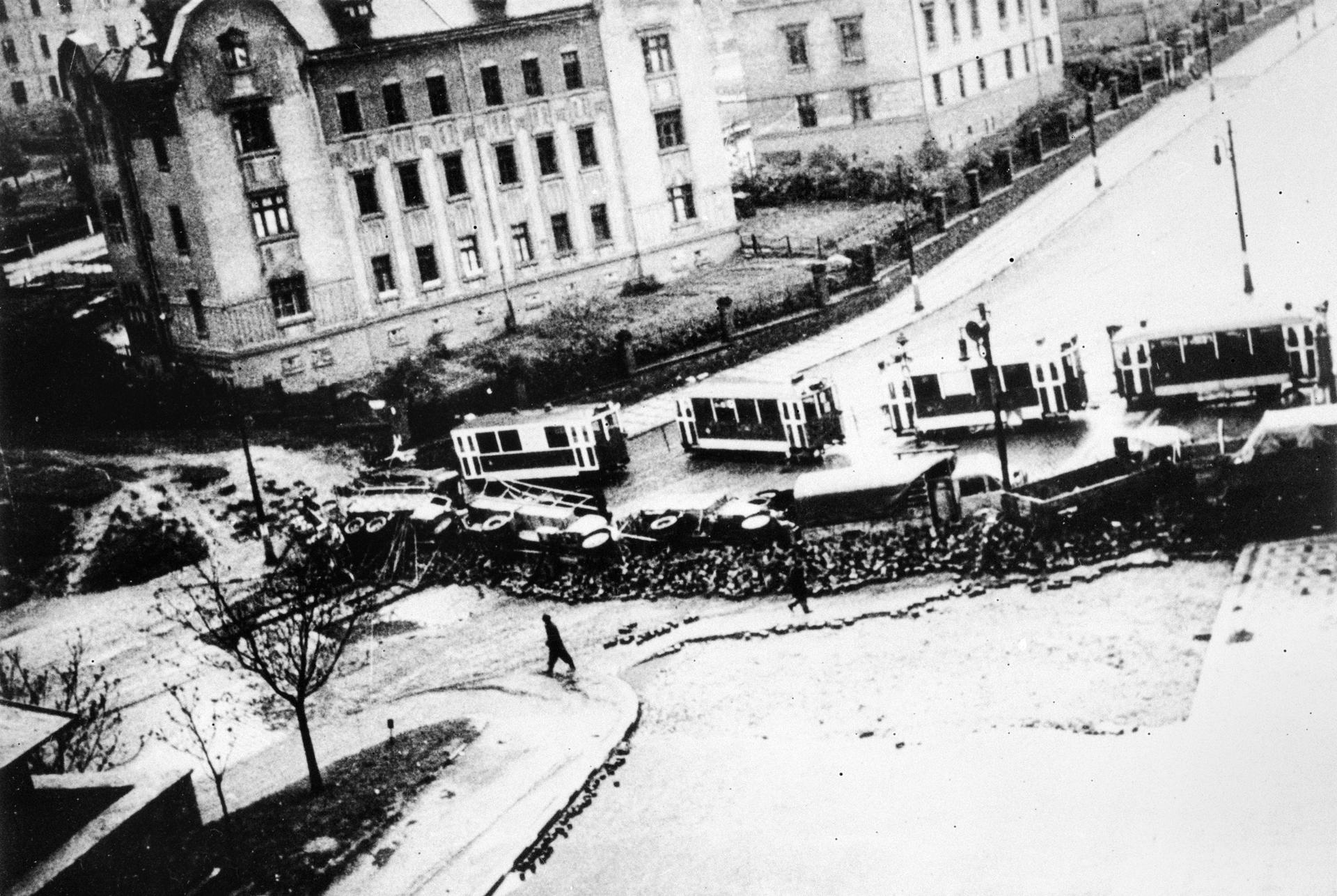 Blízká vozovna se hodila. (Barikáda v Táborské ulici v Nuslích, na křižovatce s ulicí Petra Rezka)
Autor: ČTK /