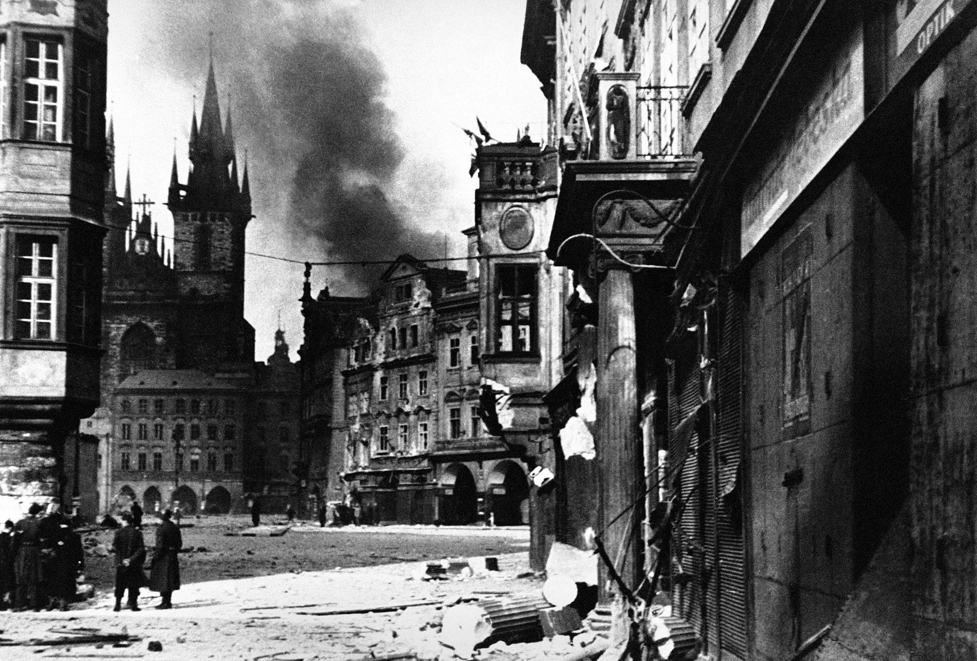 Vítězství je tady ještě daleko. (Staroměstské náměstí, 5. května)
Autor: ČTK / AP /