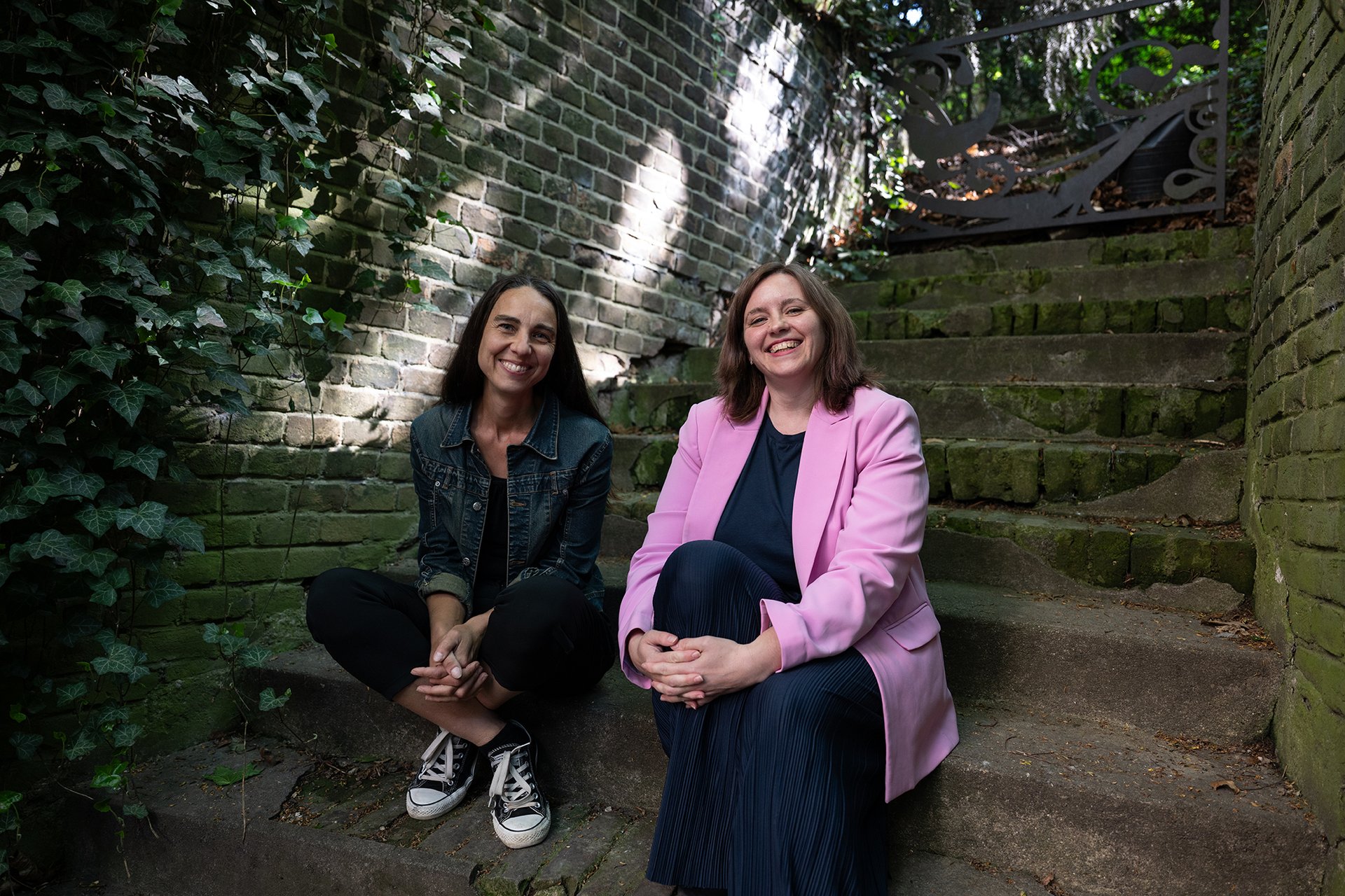 „Bylo by skvělé žít ve společnosti, kde takové diagnózy nepotřebujeme a respektujeme, že každý mozek je dobrý na něco jiného.“ (zleva Klára Kubíčková a  Jana Srncová)
Autor: Matěj Stránský