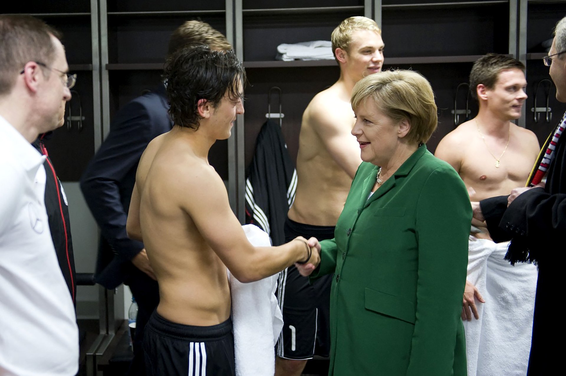 První ikonická fotka. (S Angelou Merkel v šatně na Olympijském stadionu v Berlíně po mezistátním zápase mezi Tureckem a Německem) 
Autor: - / Profimedia