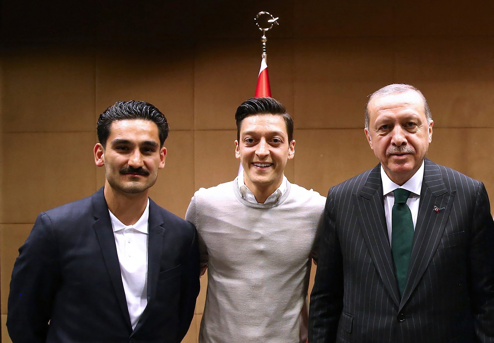 Osudový snímek. (13. května 2018 se v londýnském hotelu Four Seasons spolu s dalším německým reprezentantem İlkayem Gündoğanem z Manchesteru City vyfotili s Recepem Tayyipem Erdoğanem)
Autor: KAYHAN OZER / TURKISH PRESIDENTIAL PRESS SERVICE / AFP / Profimedia