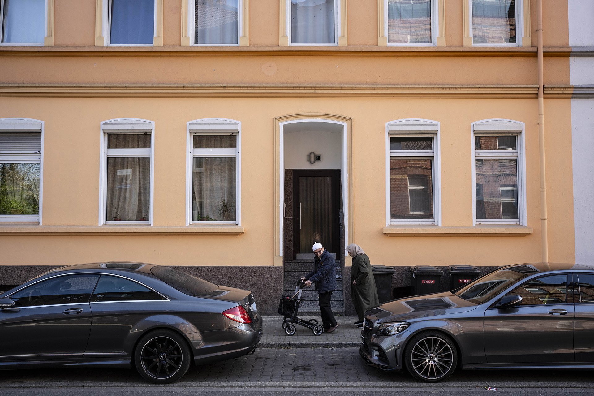 Dům, kde bydlel, má dnes opravenou fasádu, tehdy podle fotbalistových vzpomínek bylo číslo popisné na zdi nasprejované, okna u některých bytů byla vytlučená. 
Autor: Milan Jaroš