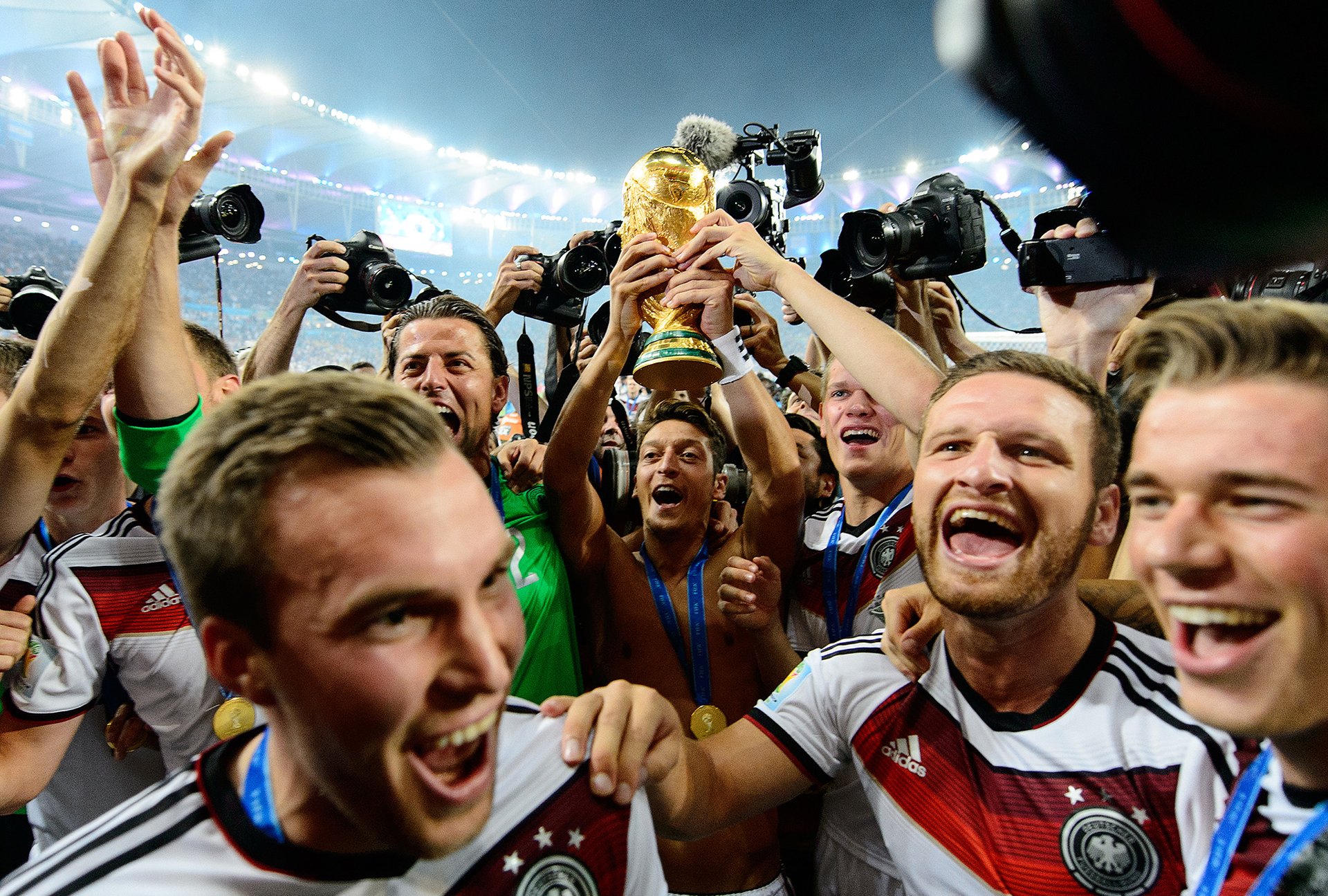 Ještě před deseti lety byl hvězdou první německé multikulturní fotbalové generace. (Fanoušci po utkání Německa s Argentinou v roce 2014)
Autor: Getty Images