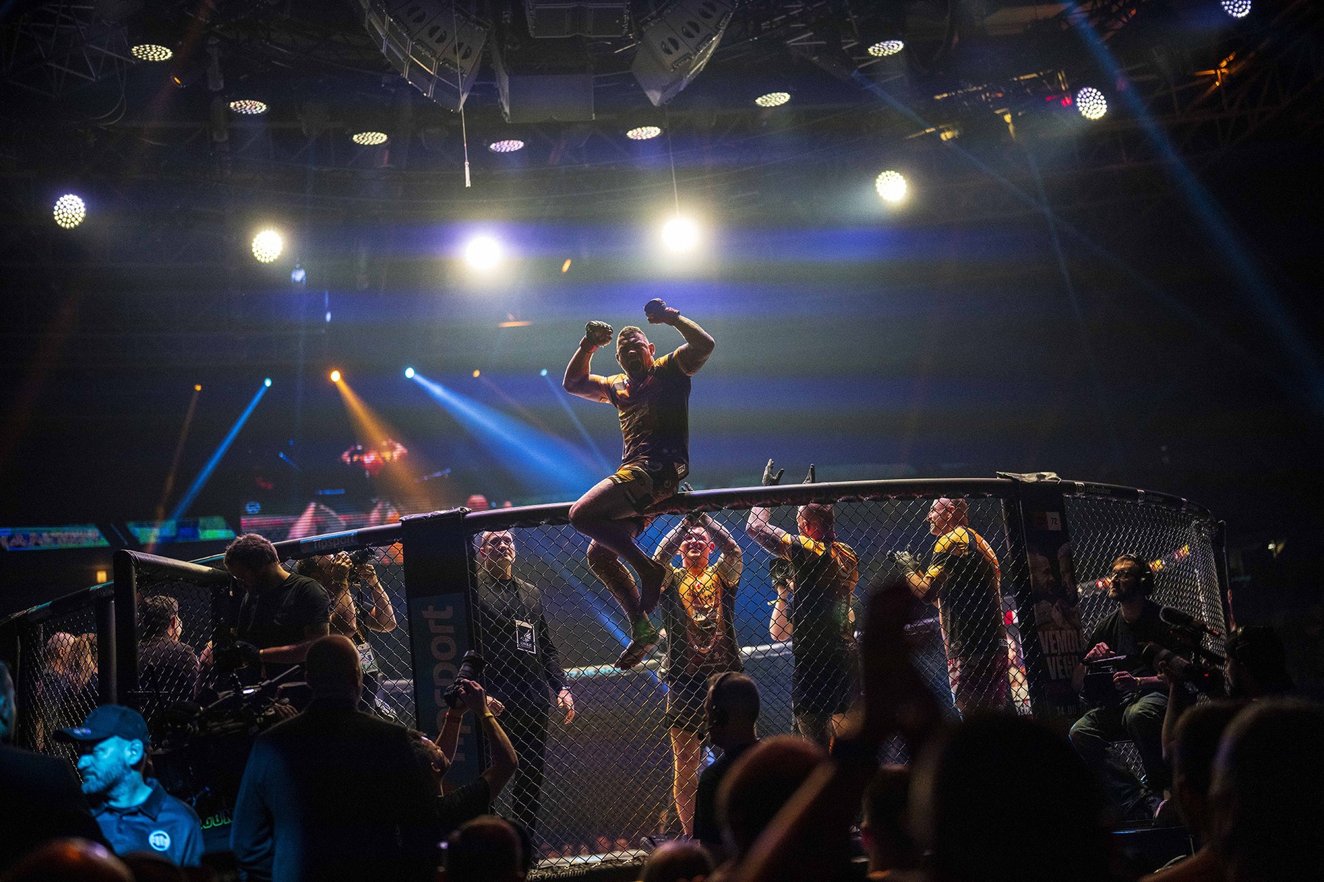 Ve spojení MMA, sociálních sítí a reality show se tu podobně jako v USA rodí zcela nový svět s obrovským dosahem, který bude formovat uvažování nastupující generace. A zatím se zdá, že vážně ho berou hlavně populisté.
Autor: Milan Jaroš