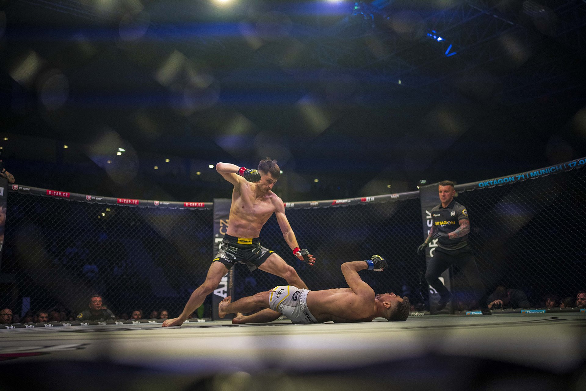 ... moderátor je představuje s teatrálním vrčením v hlase...
Autor: Milan Jaroš