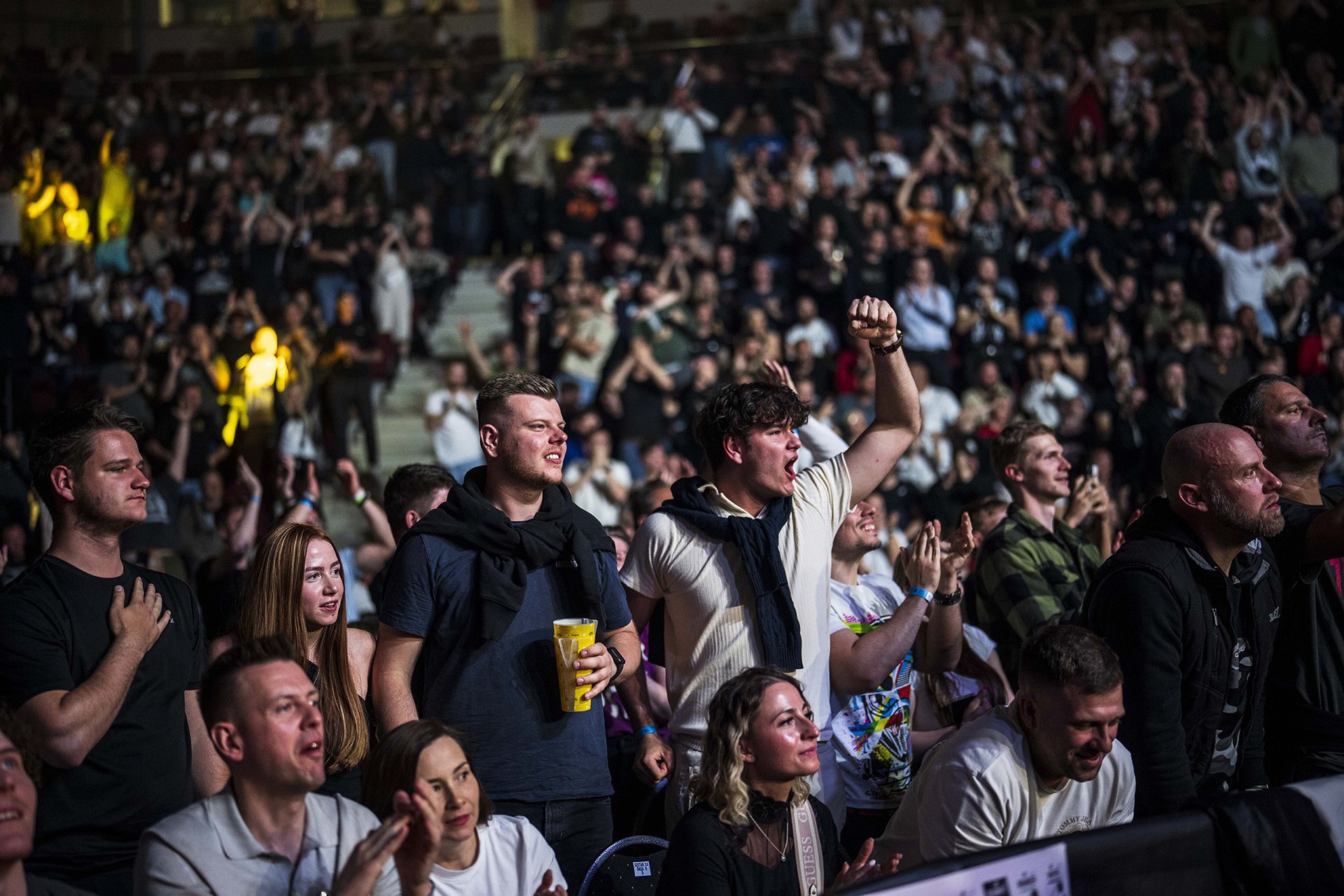 Bojovníci nastupují do klece za zvuku dramatické hudby...   
Autor: Milan Jaroš