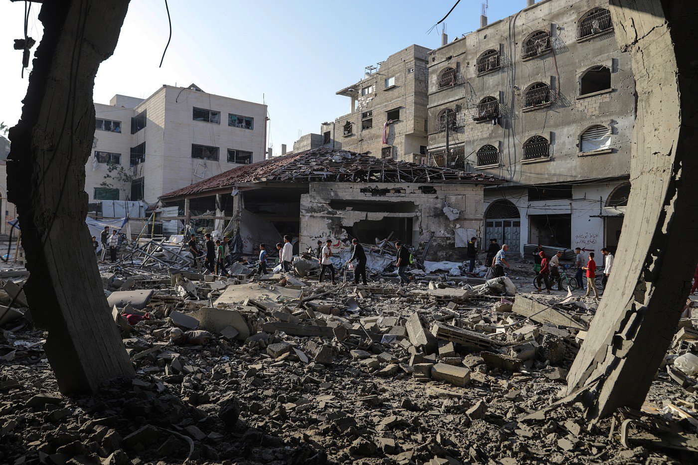 Palestinians inspect destroyed building after Israeli airstrike in Gaza City
Autor: MOHAMMED SABER / EPA / Profimedia