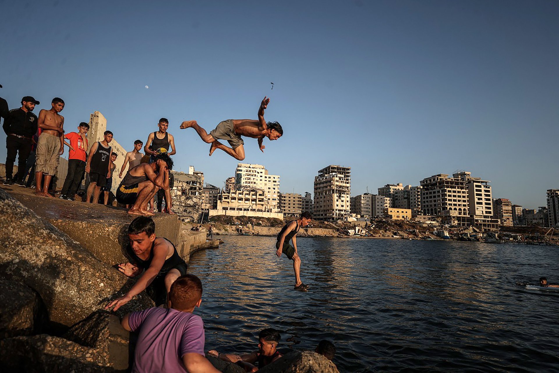 Palestinians seek relief on Gaza seaside amid heatwave and Israeli attacks
Autor: AA/ABACA / Abaca Press / Profimedia