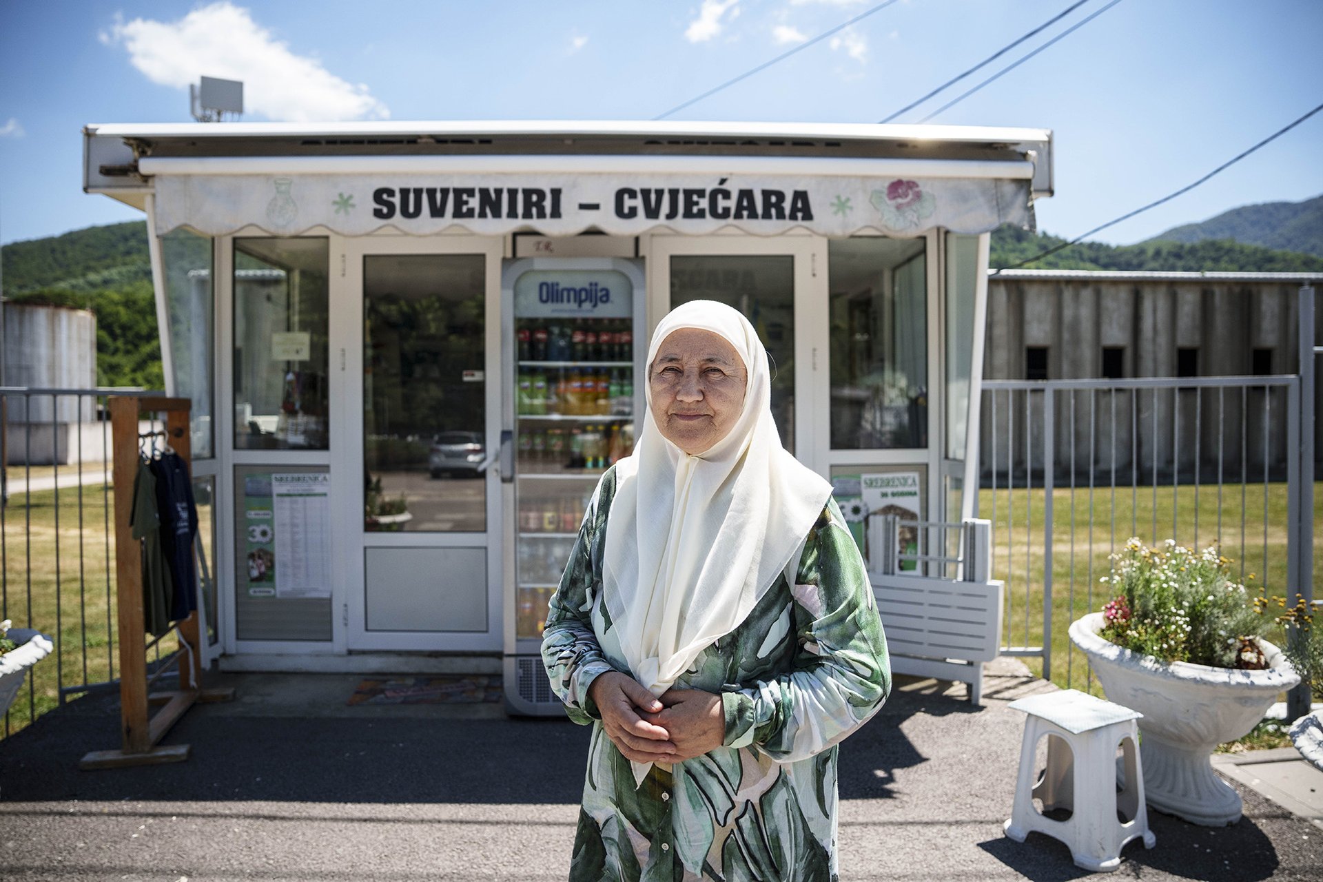 V hrobě mého syna jsou jen dvě kosti. Fadila Efendić před svým stánkem v Potočari
Autor: Milan Jaroš