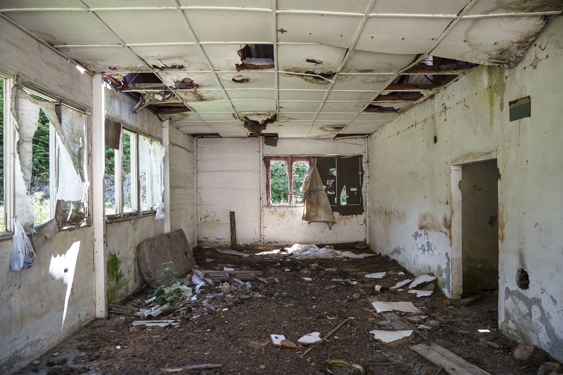 Budovy a místa spjatá s válkou dnes chátrají. Takto vypadá bývalý koncentrační tábor Sušica ve Vlasenici. 
Autor: Milan Jaroš