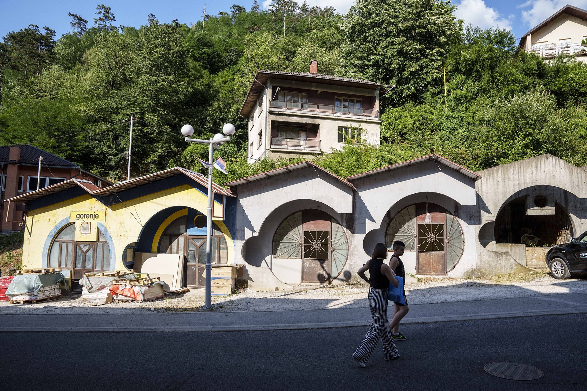 Obchody, kolem kterých se procházel Mladić, jsou dodnes prázdné a poničené. Srebrenica.
Autor: Milan Jaroš