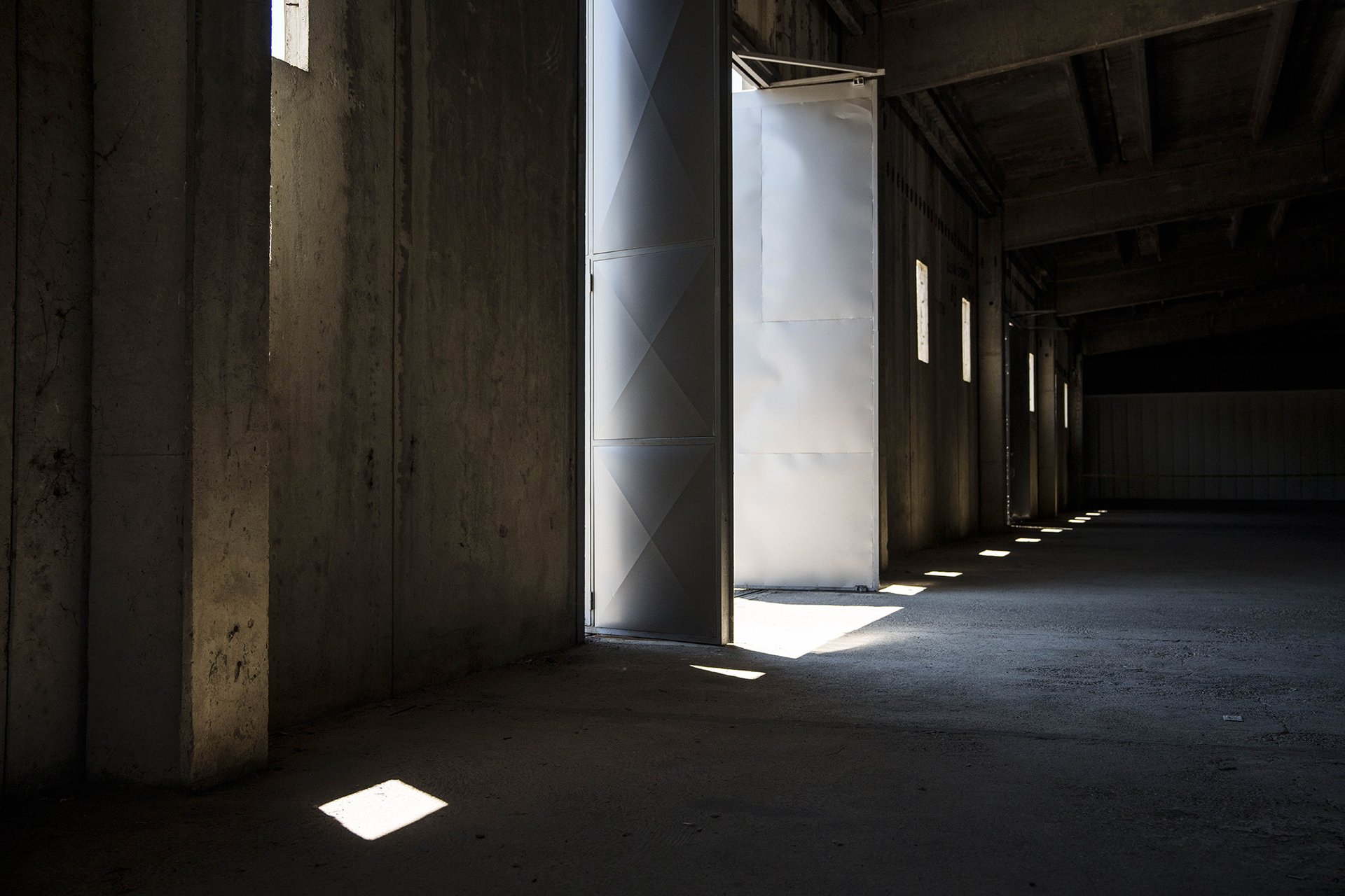 Uvnitř základny bylo alespoň chladno. Památník Potočari.
Autor: Milan Jaroš