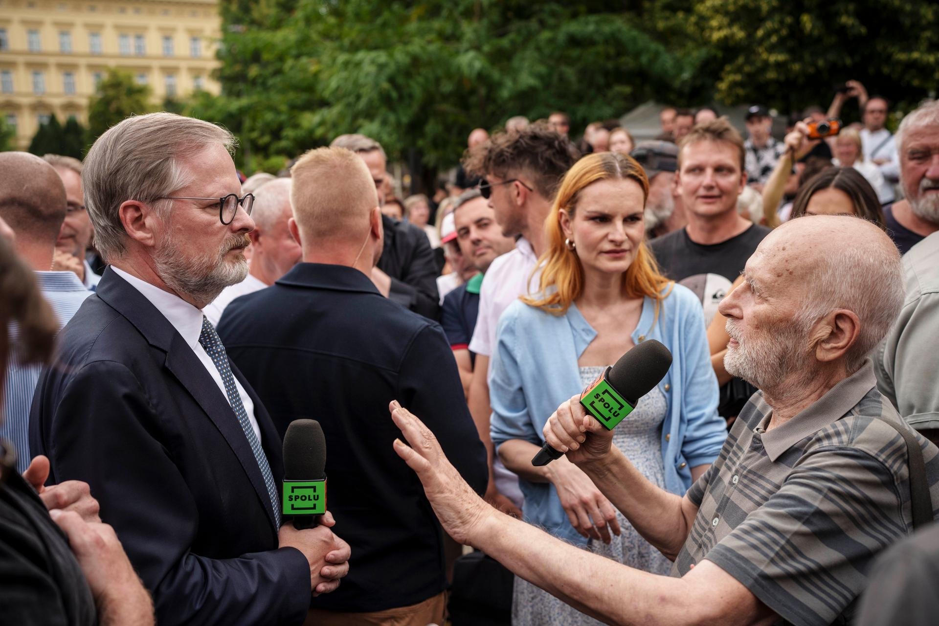 Pojďte si to říct s námi. (Petr Fiala a Iva Pazderková na brněnském Moravském náměstí)